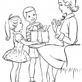 Дети дарят учимтельнице подарок - раскраска №9837