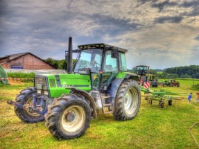 Трактор на ферме - картинка					№12735