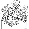 Воспитательница читает детям книгу - раскраска №12765