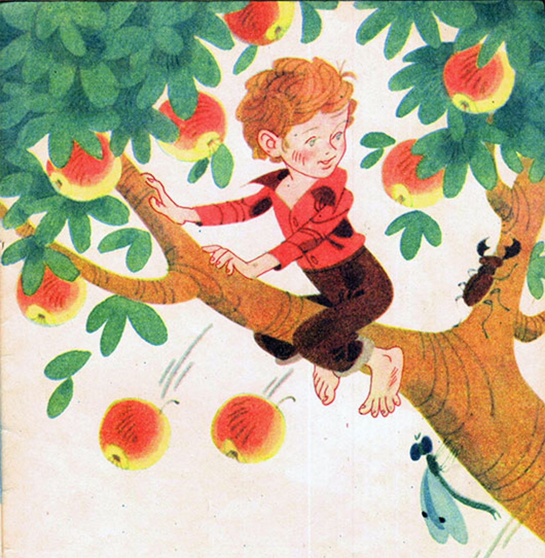 Мальчик залез на яблоню