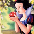 Белоснежка держит в руке яблоко - картинка №11116