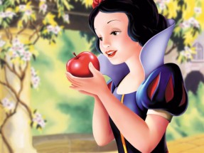 Белоснежка держит в руке яблоко - картинка					№11116